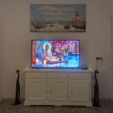 The Beach Hut With Lazy Spa Adra Bagian luar foto